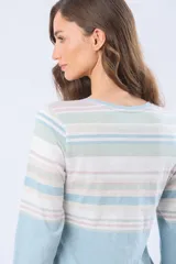 Remera de algodón con poliéster, de manga larga, con estampado de rayas horizontales en tonos beige, azul claro, azul grisáceo y blanco. Tiene un corte clásico y escote redondo.