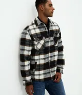 Campera de franela a cuadros con forro de sherpa, cuello polo, cierre frontal con botones y bolsillos delanteros con solapa.