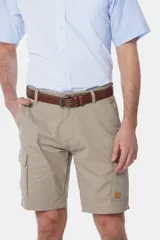 Bermuda cargo color beige con bolsillos laterales y traseros. Se ajusta a la cintura con cinturón de cuero marrón.