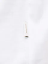 Remera de manga corta y cuello redondo con calce relajado. Confeccionada en algodón orgánico, presenta un diseño minimalista con una pequeña estampa en el pecho.