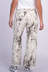 Jean tiro alto de algodón denim color celeste, con cuatro bolsillos, cierre de botón y cremallera, y diseño de pierna recta.
