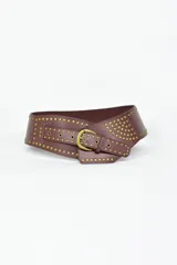 Faja de cuero color marrón con tachas metálicas doradas y hebilla ovalada.