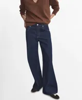 Jeans de tiro alto y corte wide leg, confeccionados en denim azul oscuro con costuras en contraste.