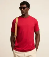 Remera de manga corta y cuello redondo, confeccionada en algodón peruano de alta calidad. Presenta un diseño liso y corte cómodo.