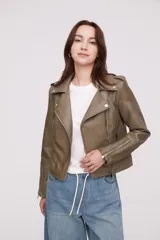 Chaqueta tipo biker de eco cuero color verde seco, con solapas con muesca, cierre asimétrico con cremallera y mangas largas con puños con cremallera.