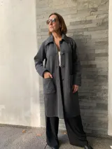 Saco largo gris oscuro tejido en lana merino, con cuello, puños y bolsillos de tejido con diseño de espiga en tono gris claro.