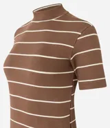 Blusa de ribana marca Marfinno, color beige con rayas horizontales finas de color marrón, cuello alto y mangas cortas.