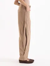 Pantalón Oslo de microfibra liviana color negro, de silueta amplia y tiro alto con cinturón incorporado con hebilla cuadrada y ojalillos metálicos.