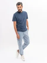 Pantalon cargo de corte holgado en color celeste claro, con bolsillos laterales tipo cargo y puños elásticos en los tobillos. Cuenta con cintura elástica con cordón ajustable.