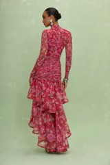 Body de tul con estampado floral en tonos rojos y rosados, de cuello alto y manga larga, con diseño ajustado al cuerpo.