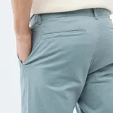 Pantalón chino slim color azul, de corte ajustado, con bolsillos laterales y traseros, ideal para un look casual o formal.