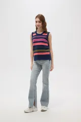 Chaleco de punto sin mangas con diseño jacquard de rayas horizontales en tonos azul, rosa y amarillo. Presenta cuello redondo y corte holgado.