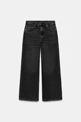 Jeans de tiro alto con diseño de pierna ancha y cinco bolsillos. Presenta cierre frontal con cremallera y botón metálico.