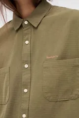 Sobrecamisa de algodón color marrón, con cuello solapa, cierre frontal de botones y bolsillos frontales en el pecho.