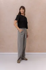 Pantalón ancho color celeste de Tencel, con cintura elástica y cordón ajustable blanco.
