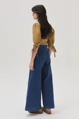 Top color camel con mangas abullonadas con lazos y escote en V.