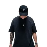 Gorra tipo dad hat color negro con logo bordado en blanco en la parte frontal.