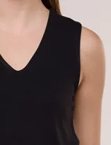 Musculosa básica negra de rayón con elastano, escote en V pronunciado y diseño sin mangas.