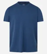 Remera deportiva de hombre en color rojo oscuro, con mangas cortas, cuello redondo y detalle de líneas negras en la manga. Confeccionada en poliéster con tecnología dry fit.