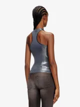Top de mujer con diseño de espalda deportiva y cuello redondo, de ajuste entallado y acabado metalizado brillante.