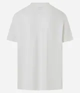 Remera de media malla color crudo, de corte recto, con cuello redondo y mangas cortas. Presenta un estampado frontal con un auto clásico, el número 1975 y texto en inglés. Confeccionada en algodón sustentable.