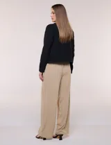 Camperita de tela liviana color beige, de silueta entallada con cuello a la base y abotonadura frontal con botones a tono. Cuenta con dos bolsillos con solapa en el frente, mangas largas con puños abotonados y largo a la cintura.