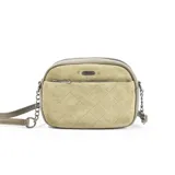 Bandolera pequeña color verde oliva, con diseño acolchado en rombos, cierre superior y correa larga de cuero con cadena metálica.