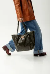 Cartera tote de cuero color marrón con doble asa de hombro y etiqueta con el logo de la marca "Soriame" en el frente.