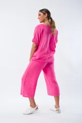 Pantalón corto de lino fucsia con cintura elastizada y lazo ajustable.