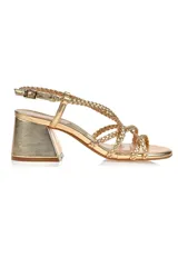 Sandalias doradas con tiras trenzadas y taco geométrico.