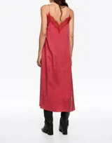 Vestido midi de corte recto, color rojo, con escote en V, tirantes finos y cierre frontal de botones. Presenta detalles de encaje en el escote y en los laterales.