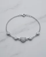 Pulsera de plata 925 compuesta por una cadena delicada intercalada con circonias blancas en chatón y un dije central en forma de corazón completamente pavimentado de circonias.