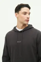 Canguro de felpa azul marino con textura, logo estampado en el pecho y capucha ajustable.