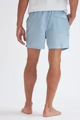 Short de baño de corte clásico con estampado geométrico en tonos azul claro y blanco. Cuenta con cintura elástica con cordón ajustable.
