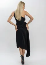 Vestido midi de un solo hombro en color negro, con diseño plisado y corte asimétrico en el ruedo. Presenta un detalle de fruncido lateral en la cintura con una abertura cut-out.