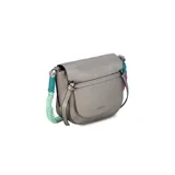 Cartera tipo bandolera negra de formato compacto, con solapa frontal, líneas curvas y correa de hombro tejida multicolor en tonos turquesa y fucsia.