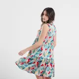 Vestido corto blanco con estampado floral rojo, de corte suelto y sin mangas.