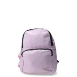 Mochila urbana de diseño compacto en color lila, con cierre principal y bolsillo frontal con cierre, ambos con detalles en negro. Incluye tiradores de cierre decorativos y placa metálica con logo en la parte inferior.