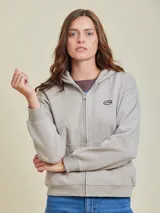 Canguro con cierre color gris topo, con capucha y logo bordado en el pecho.