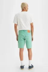 Bermuda de jean color verde agua, de corte recto y largo a la rodilla.