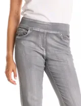 Jegging de corte slim con acabado metalizado laminado, marca Ruby Rd. Presenta pretina ancha elastizada, bolsillos funcionales en la parte delantera y trasera, y un diseño de tiro medio.