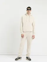 Pantalón jogging de corte recto, confeccionado en tejido circular con cintura elástica y cordón ajustable al tono. Presenta bolsillos laterales tipo parche.