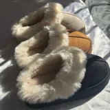 Pantuflas de estar por casa con forro interno de corderito sintético y borde de piel sintética en la abertura.