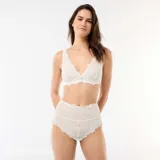Braga alta de encaje blanco con diseño floral, de talle alto y cobertura amplia.