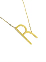 Collar plateado con dije de la letra G mayúscula.