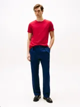 Remera roja de algodón elástico, corte extra slim y cuello redondo.
