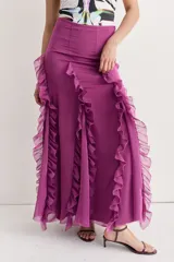 Falda larga con estampado abstracto en tonos pastel y oscuros, con volados verticales de tul marrón oscuro que recorren la falda.