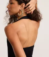 Blusa negra de punto roma, con diseño de cuello halter y espalda descubierta.
