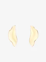 Par de aros colgantes con forma de hoja irregular, color blanco con borde dorado y cierre de broche.