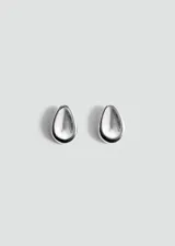 Aros de diseño minimalista con forma de gota, acabado pulido y superficie lisa.
